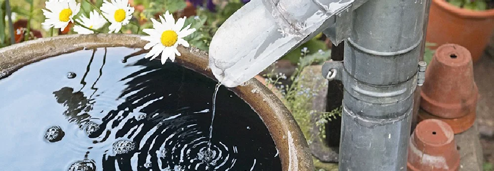 Regenwasser fließt in Regentonne